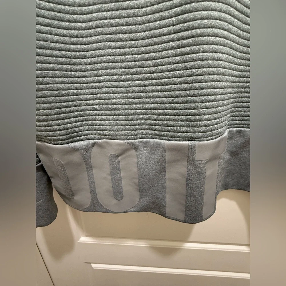 Nike. Dri-Fit Gray Just Do It Training Crewneck Sweatshirt Ribbed Quilted. Small